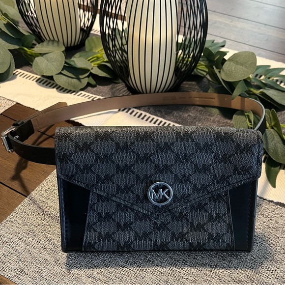 Michael Kors belt purse - Picture 1 of 2